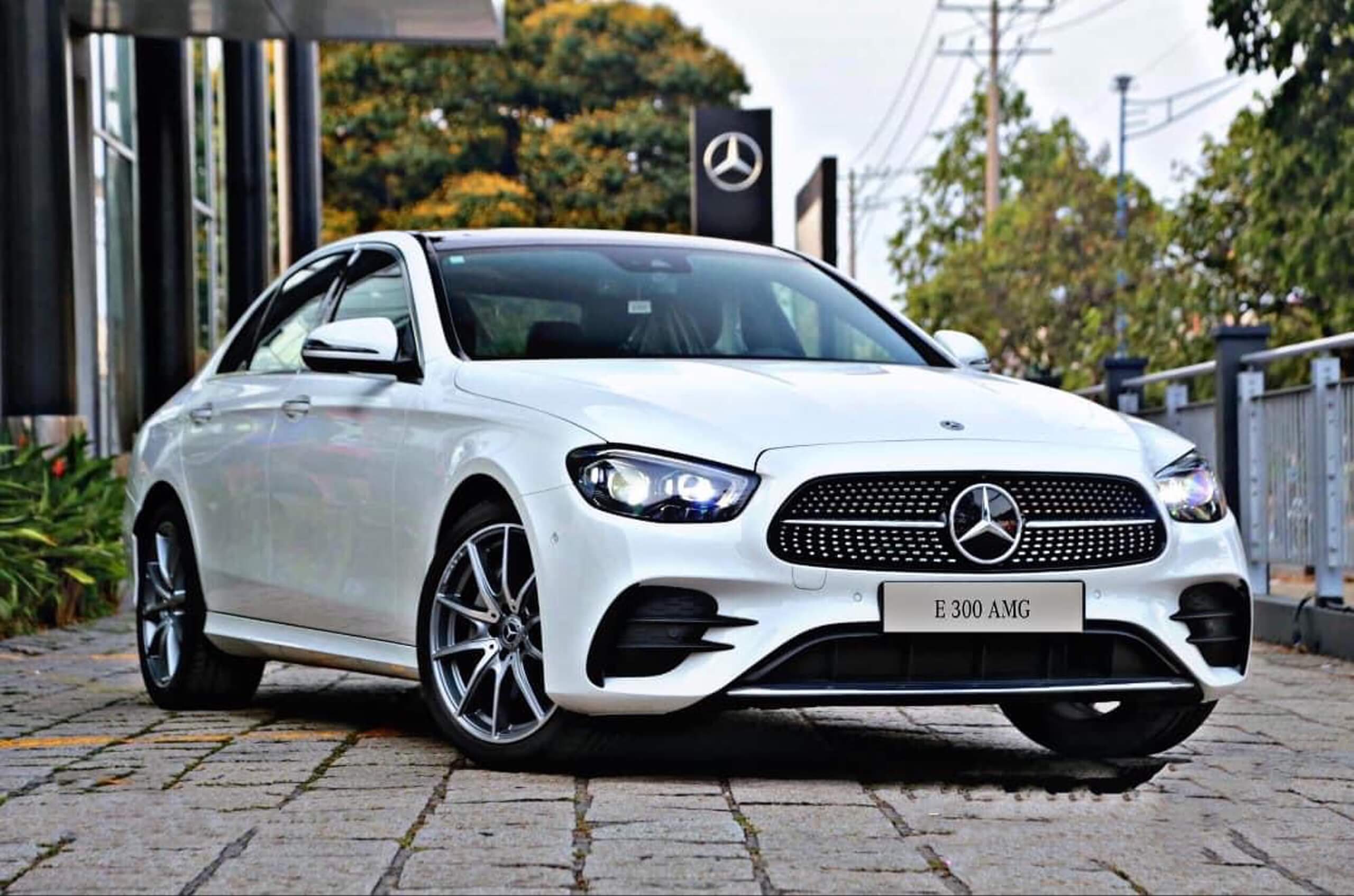 Sở hữu Mercedes-Benz E-Class. Cảm nhận sự khác biệt ngay từ cái nhìn đầu tiên 2 E 300 AMG 2