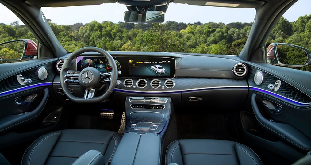 noi-that-Mercedes-e300-amg-2021-2022-mercedes-vietnam-org