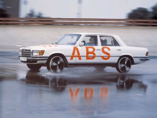 Lịch sử hình thành Mercedes-Benz: BIểu tượng của đẳng cấp và di sản 11 abs anti lock braking system